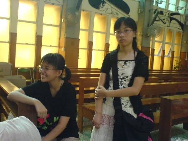 說實的,有關預科以前自己的照片,真是連我也沒辦法搞定,真的幾乎沒有記錄......這張終極暗黑歷史版本的自己,印象中大概是中三時被中學同學拍下的,稀有程度堪稱 SSR。